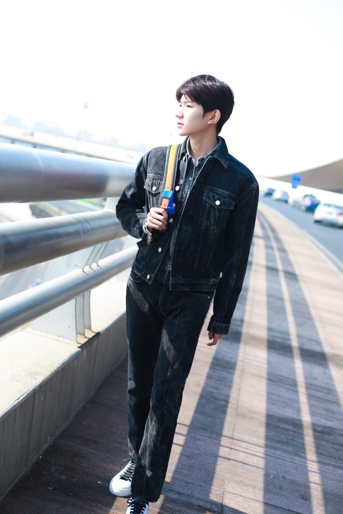 王源机场街拍,清新时髦,少年感十足