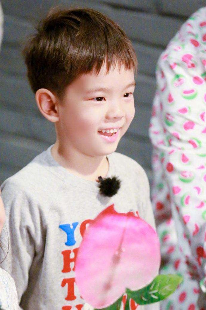 上图是杜江与儿子嗯哼参加综艺节目的录制,可以看得出来,爸爸杜江非常