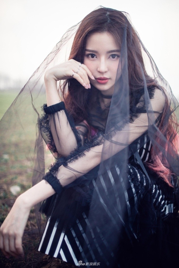 温心杂志照装扮显神秘 宛如黑天鹅仙气十足