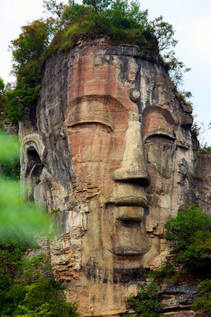 其实在贵阳都拉乡下水村山里,也有一尊用天然巨石雕琢而成的大佛,叫