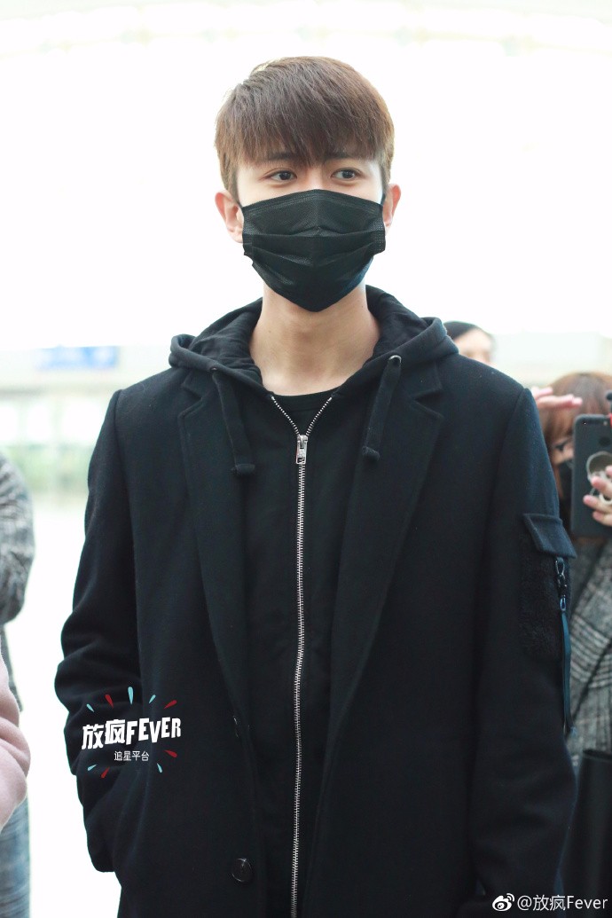 任嘉伦一身黑现身机场戴口罩难掩帅气,网友:羡慕又细又长的腿