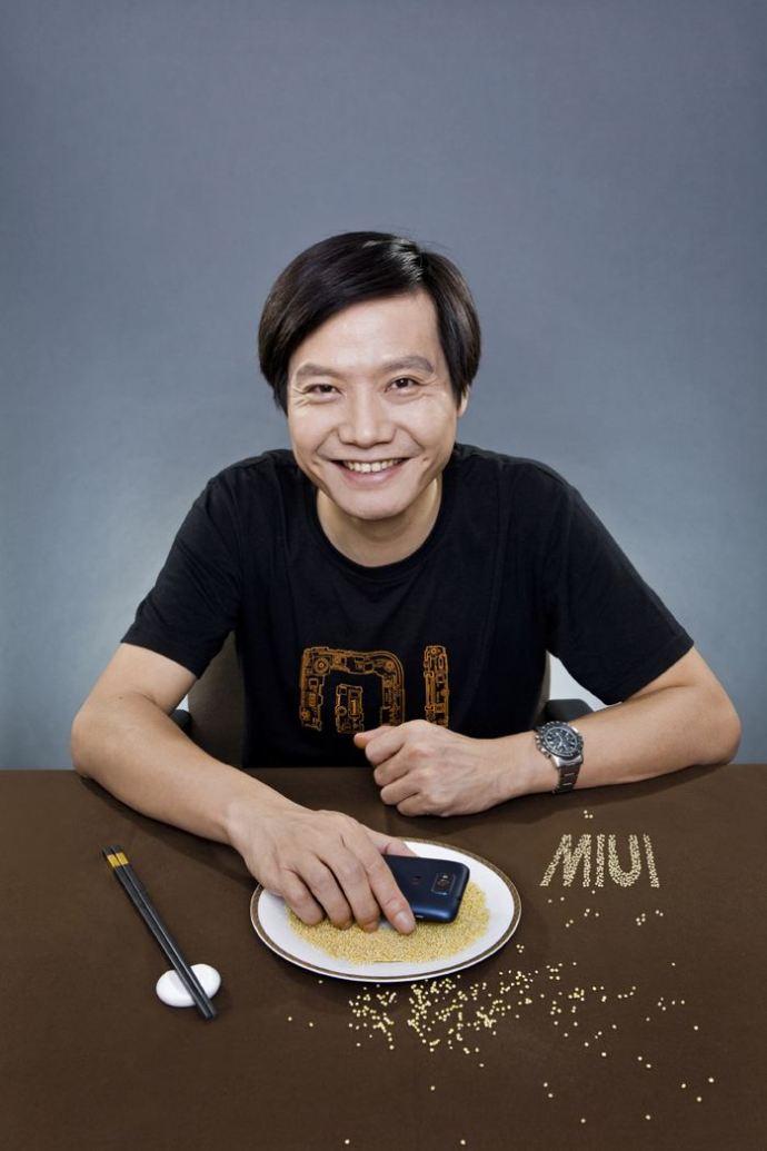 有谁还记得这张照片,照片中的雷军手持的就是小米第一部手机.