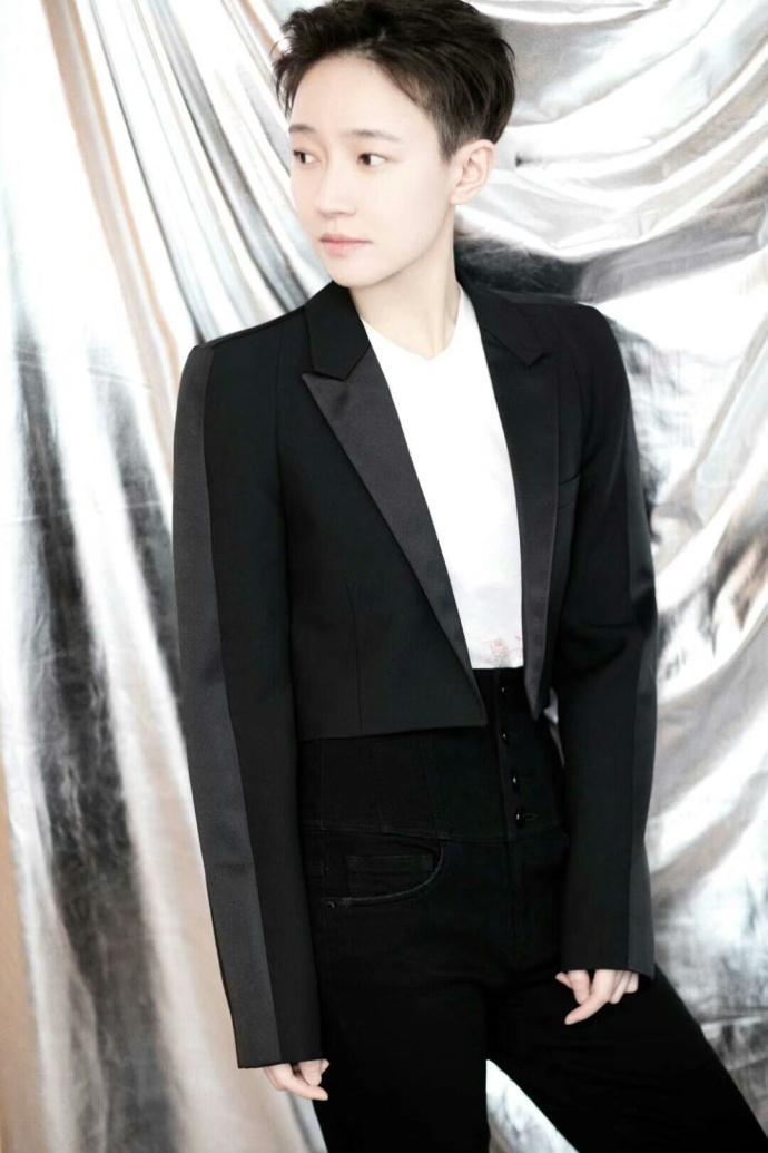 可以把男人娶回家的女王:焦俊艳实力演绎霸气风格|焦俊艳|女王|西装