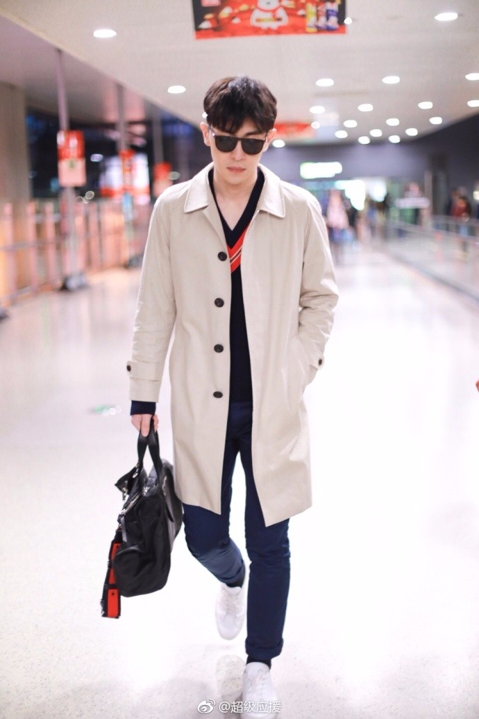 邓伦戴墨镜穿风衣现身机场皮肤白皙帅气十足网友就想问你冷吗
