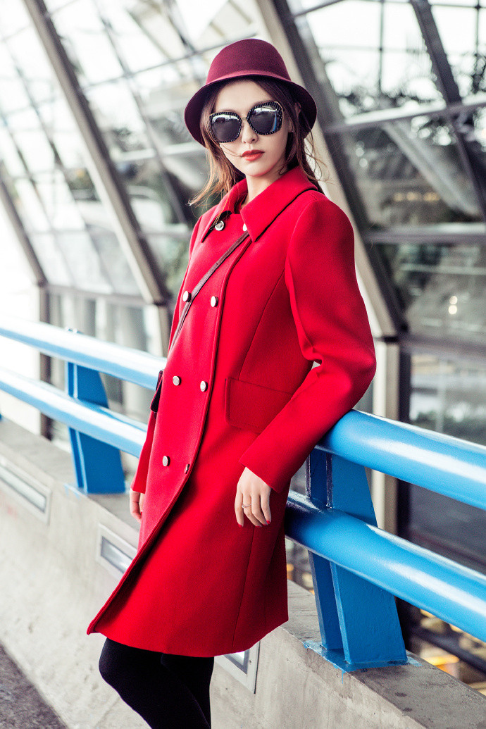 唐嫣红火现柏林 大钻戒闪亮惹眼一双筷子腿太瘦了吧