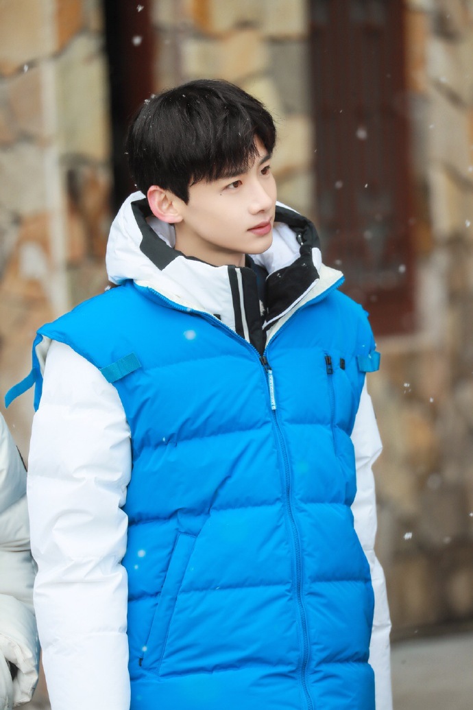 白敬亭寒冬变身蓝精灵,能把这么厚重的羽绒服穿出时髦感,真服了