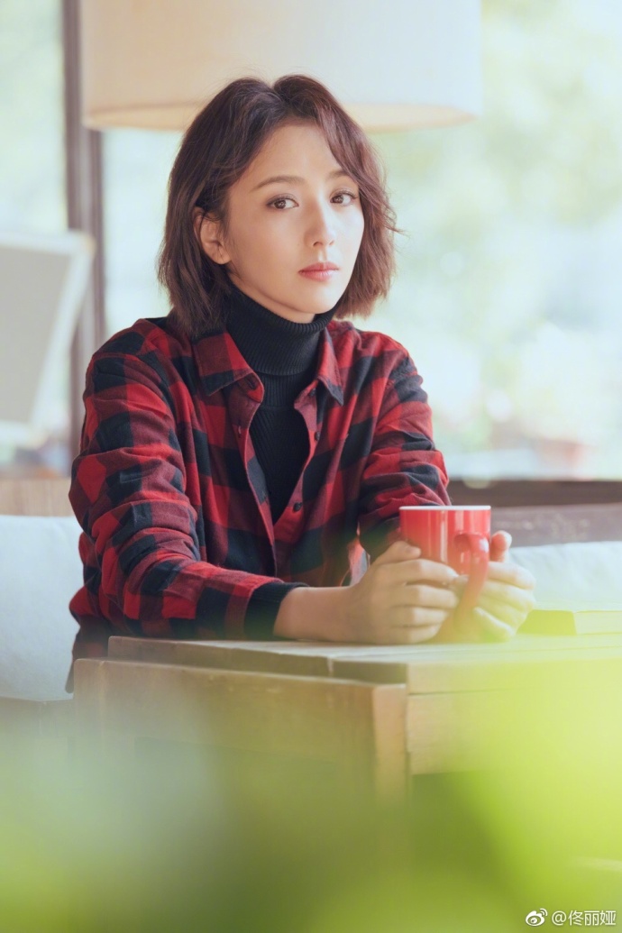 佟丽娅的新发型你见过没小卷发搭配休闲装美的像18岁少女