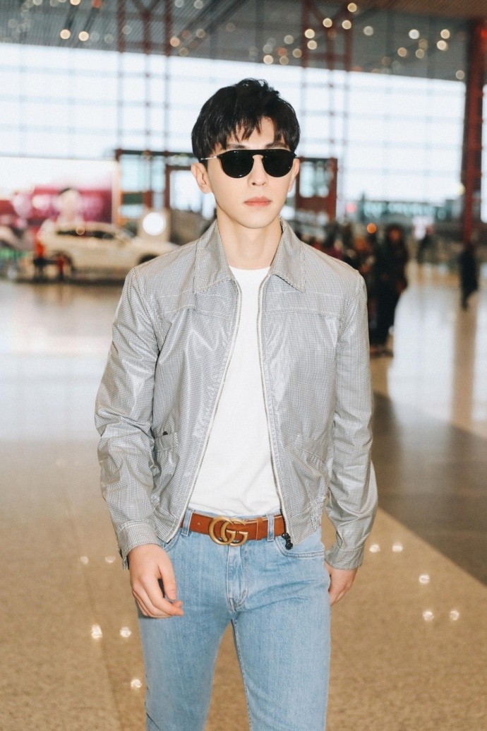 邓伦戴墨镜魅力有型 简约舒适时尚阳光帅气