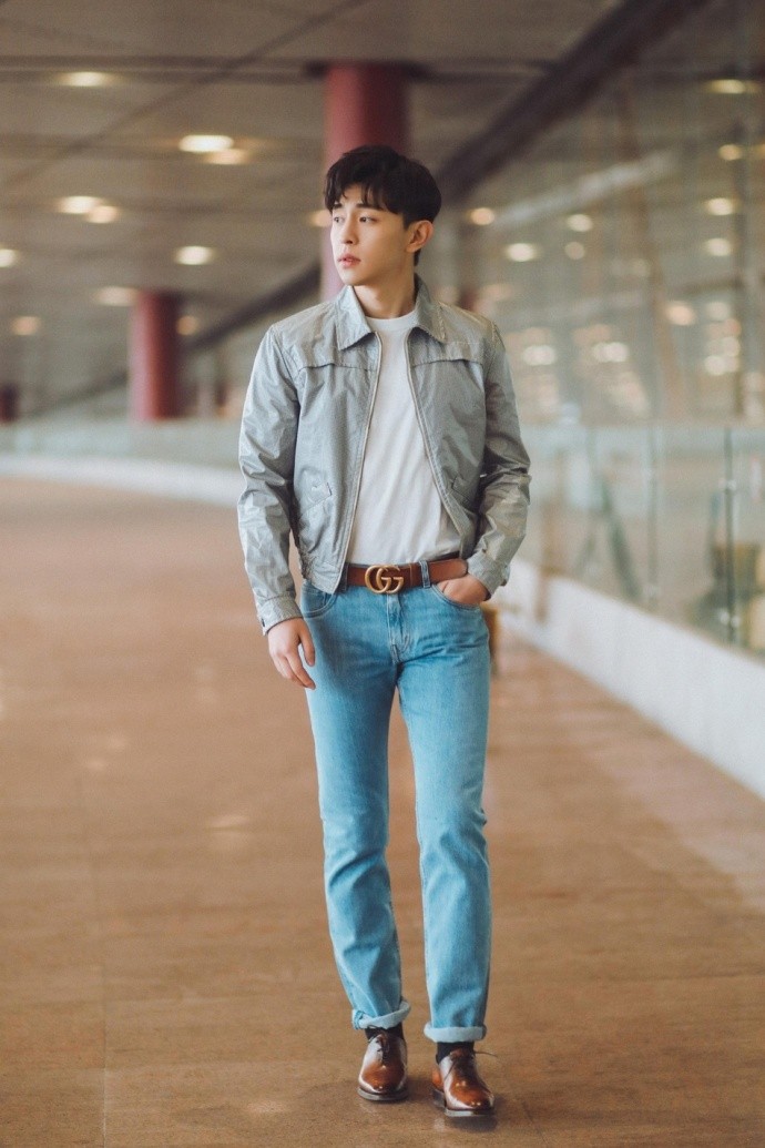 邓伦戴墨镜魅力有型 简约舒适时尚阳光帅气