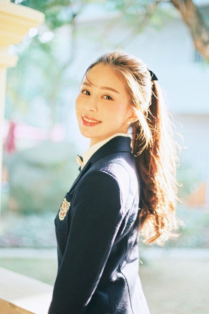 温心的一组校园风写真穿短裙秀大长腿回眸一笑清纯甜美