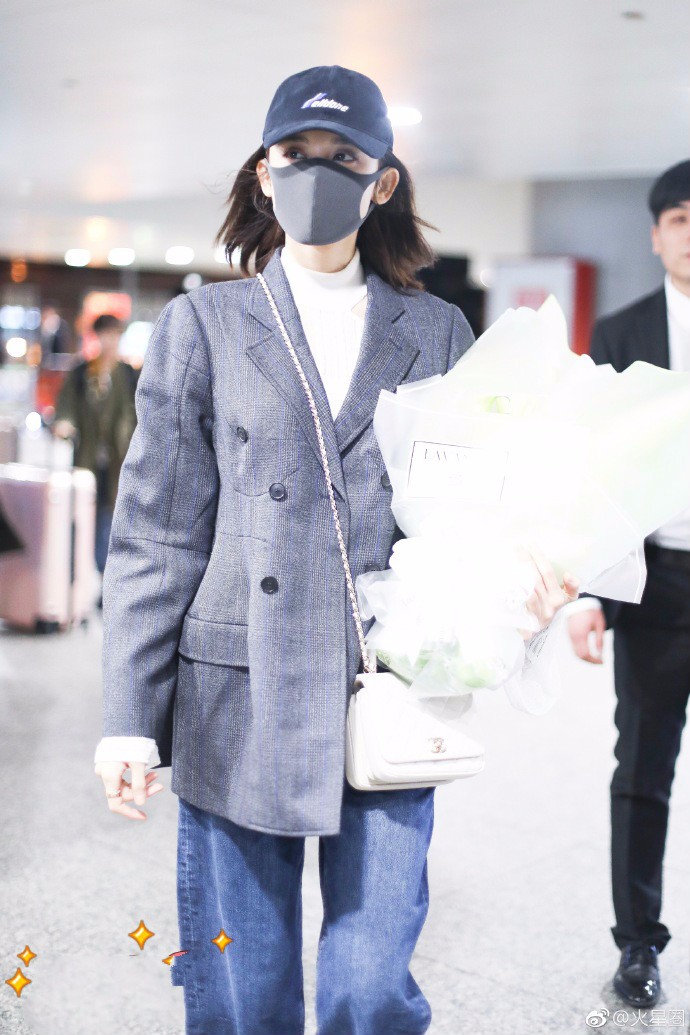 古力娜扎口罩遮面西装搭配阔腿裤现身机场,手捧鲜花心情十分不错