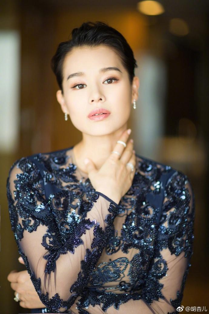 胡杏儿深夜晒短发, 人妻形象妩媚动人, 终于蜕变成为幸福女人