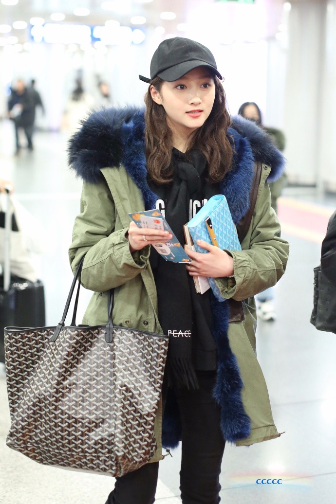 关晓彤穿着保暖现身机场肤白貌美,网友:真的好瘦别减了