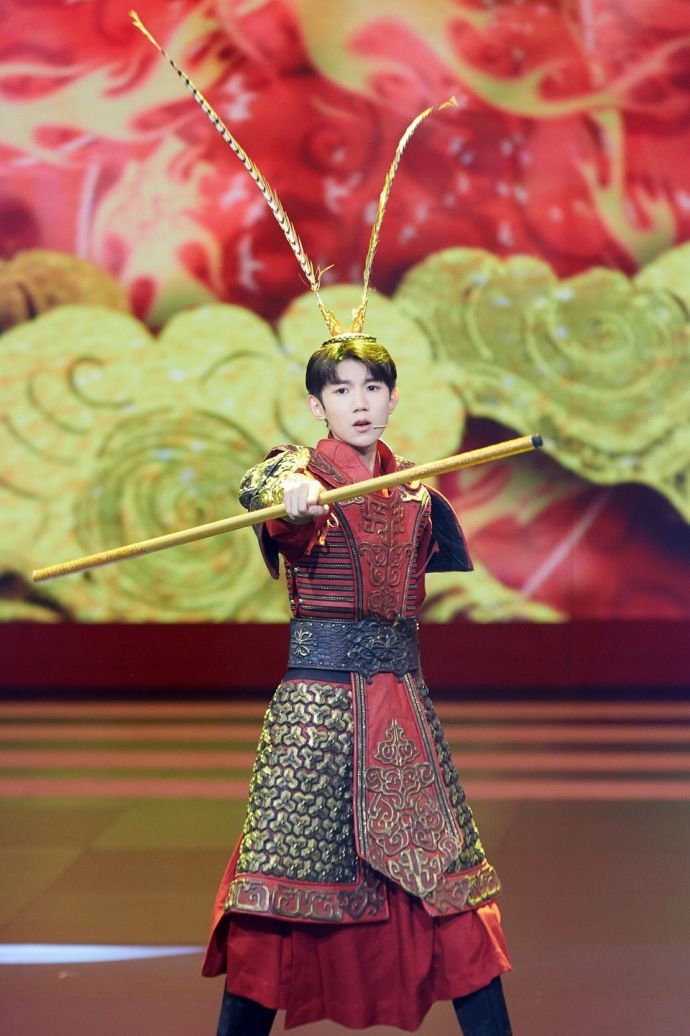 而我们今天在屏幕上之所以能看到王源如此熟练地舞弄金箍棒,当然也离