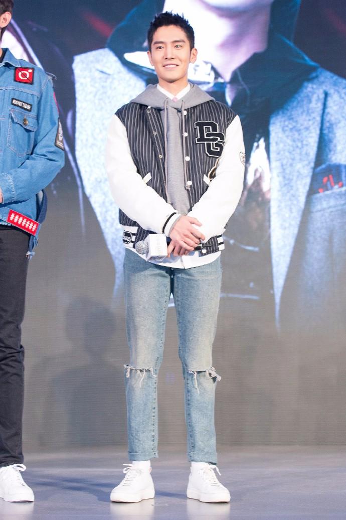 盛一伦棒球衫凹学生装毫无违和感, 26岁大男孩帅到春心荡漾