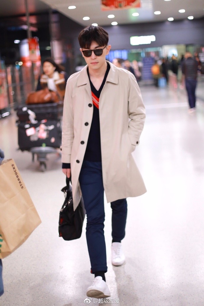 邓伦戴墨镜穿风衣现身机场皮肤白皙帅气十足网友就想问你冷吗