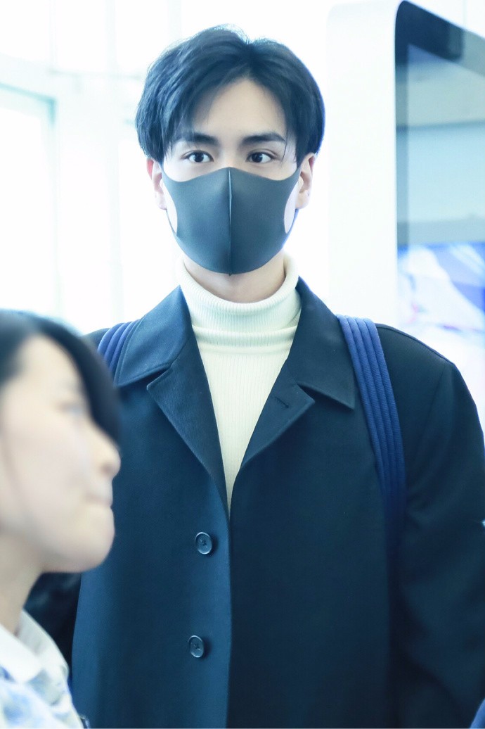 胡一天戴口罩穿大衣搭配高领毛衣现身机场,网友:感觉穿得有点多