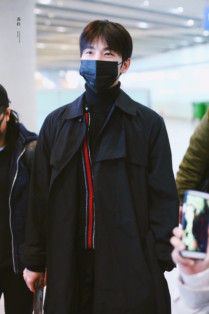 杨洋戴口罩穿风衣现身机场白嫩帅气笑起来眼睛真好看