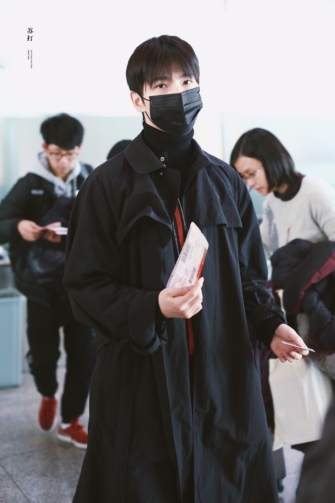 杨洋戴口罩穿风衣现身机场白嫩帅气笑起来眼睛真好看
