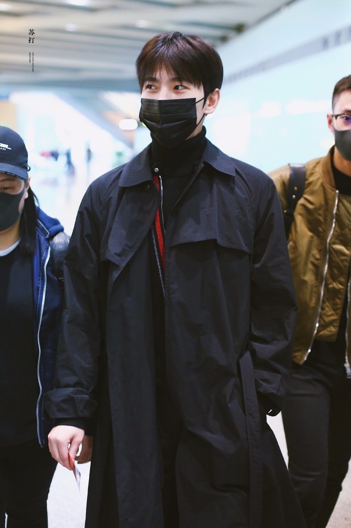 杨洋戴口罩穿风衣现身机场白嫩帅气笑起来眼睛真好看