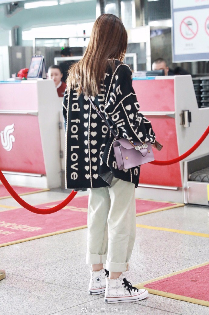 张雪迎的背影照也很美张雪迎混搭风现身机场肤白貌美张雪迎混搭风现身