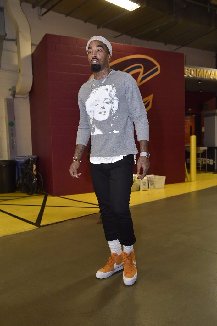 nba球星们的最新场外穿搭型男韦德红鞋红裤子