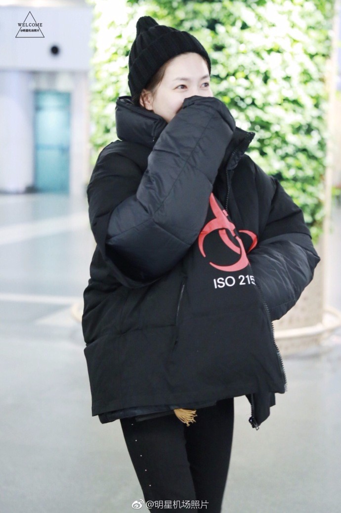 江疏影穿宽松羽绒服现身机场肤白貌美笑容甜美,露脚踝不冷吗?