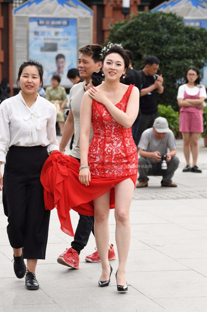 街拍偶遇红裙子女孩竟然羞红了脸