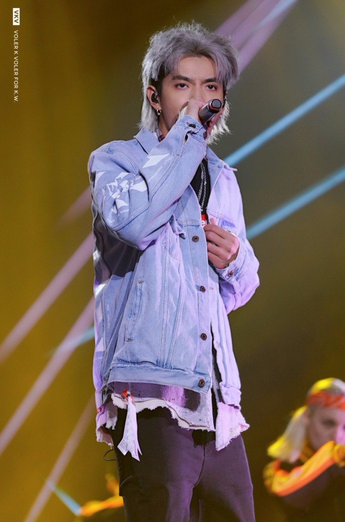 长沙演唱会吴亦凡银发狮子头搭配清新牛仔衣_新浪看点