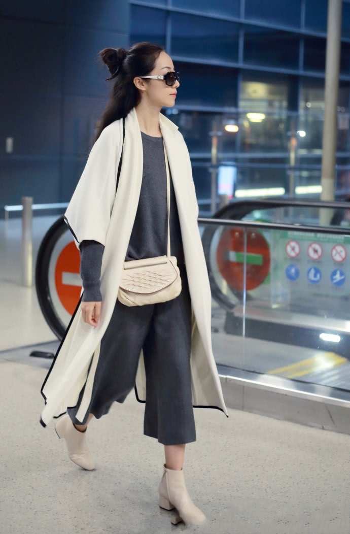 韩雪现身机场,穿3万元阔腿裤少女感十足,一般人穿不出这种效果