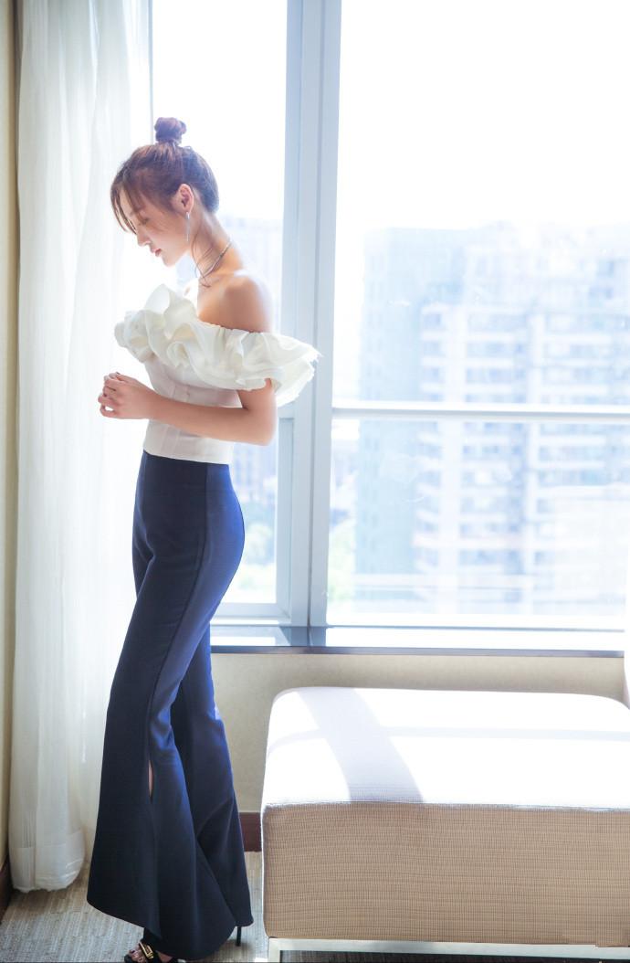 刘羽琦这么会穿? 机场一件夹克搭补丁裤潮范十足, 侧颜更是无敌