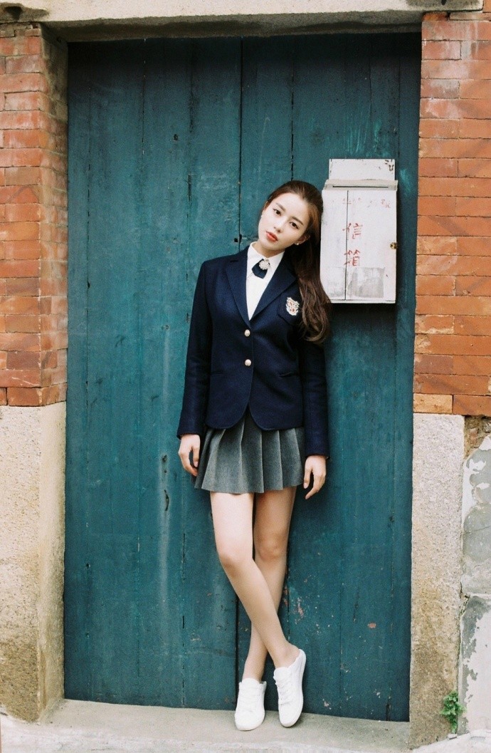 温心的一组校园风写真穿短裙秀大长腿回眸一笑清纯甜美