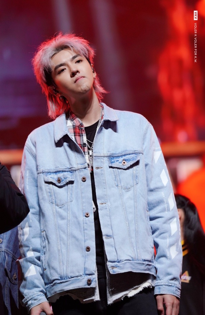 长沙演唱会吴亦凡银发狮子头搭配清新牛仔衣_新浪看点