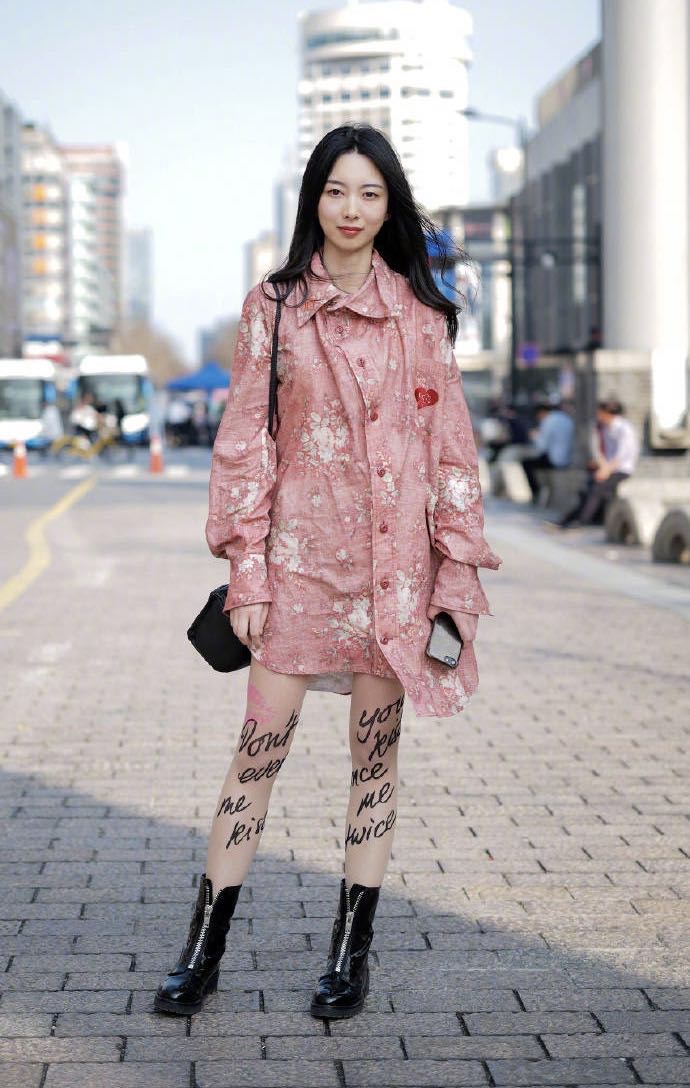 时尚达人们的春季之旅,用多彩的搭配来唤醒春天的生机