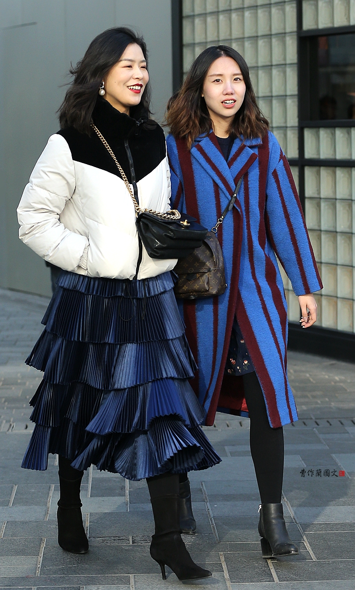 街拍颜值相当姐妹花丽人同行好风景