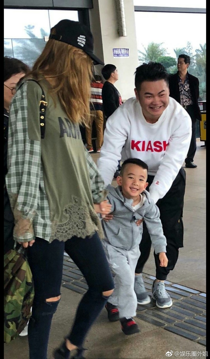 应采儿点赞嗯哼jasper萌照,嗯哼长高变胖,小甜椒一个冬天变黑了