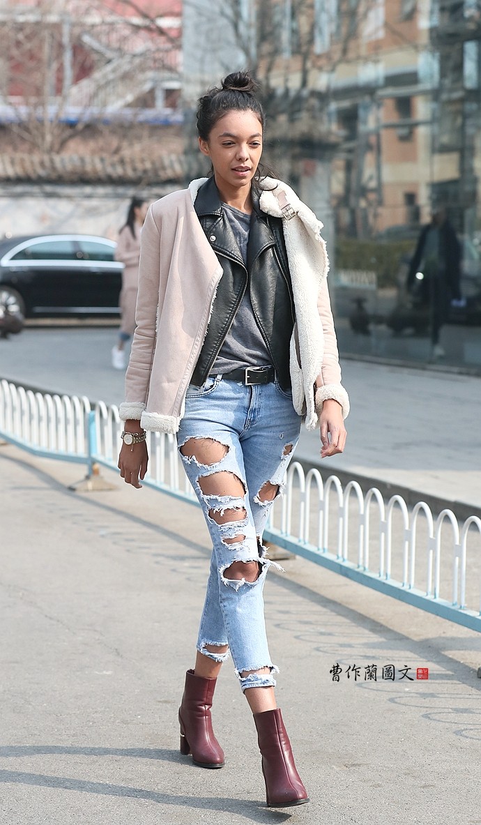 街拍:穿10个破洞的乞丐牛仔裤美女