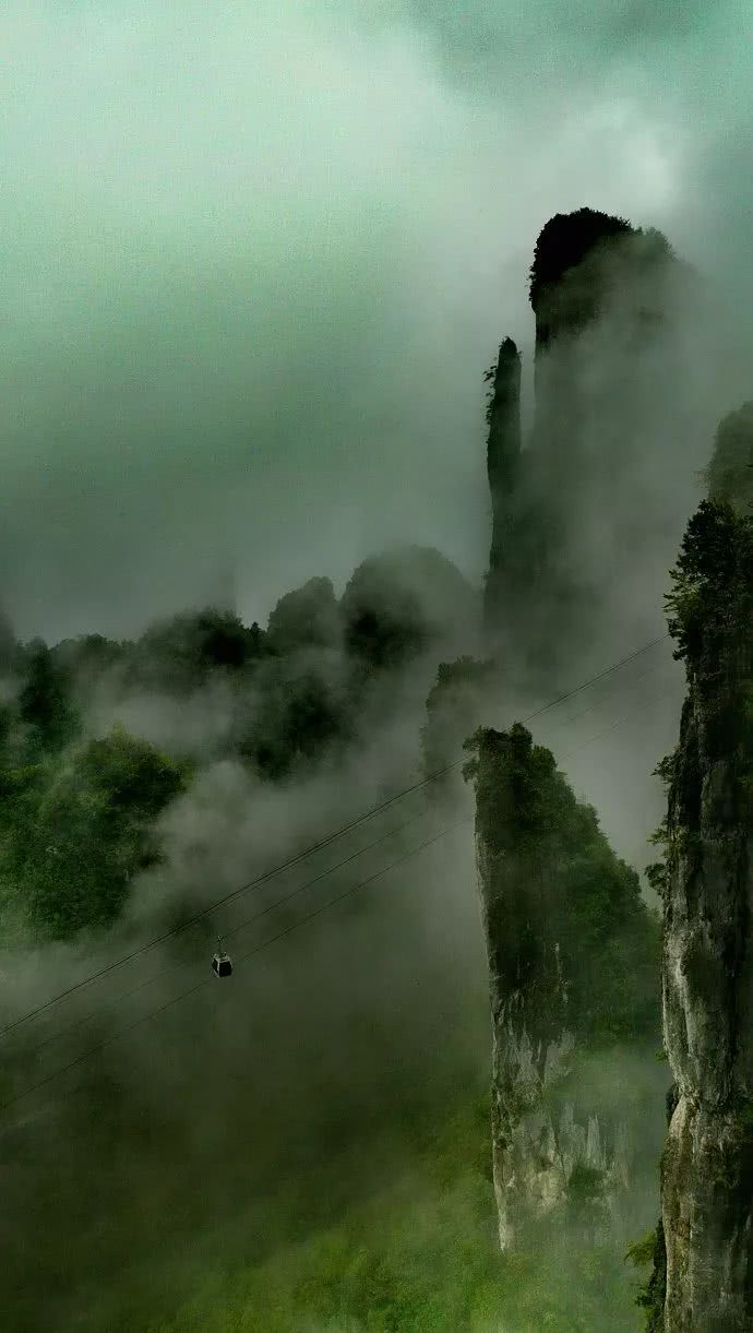 云雾又氤氲而来,"白云倒海如平铺,三十六峰连吞屠,风帆烟艇虽不见