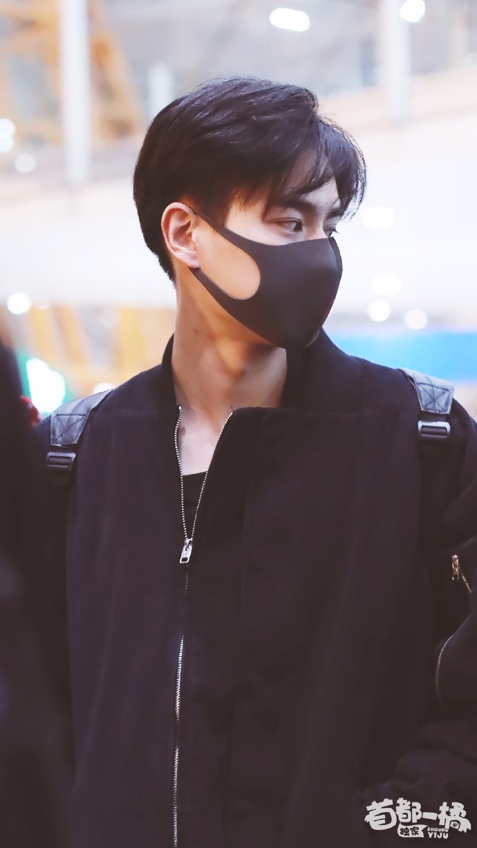 胡一天现身机场口罩遮面难掩帅气,网友:穿这么少不冷吗?