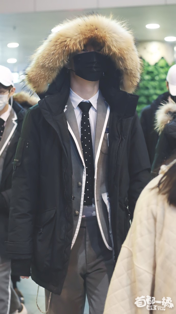 范冰冰弟弟范丞丞现身机场遮捂严实,戴着口罩难掩帅气!