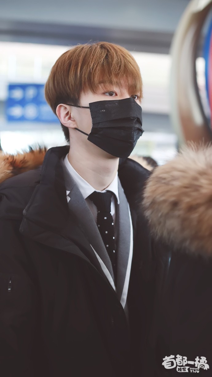 范丞丞穿羽绒服戴口罩现身机场白嫩帅气网友眼睛太漂亮了