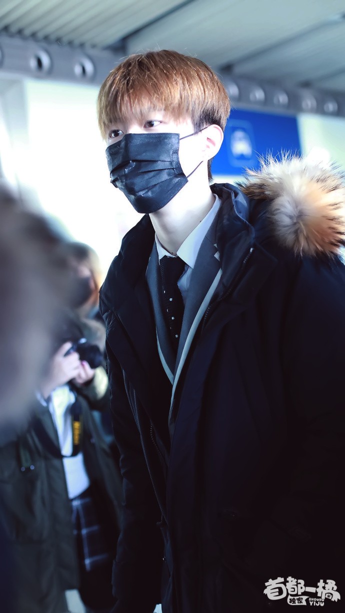 范丞丞穿羽绒服戴口罩现身机场白嫩帅气网友眼睛太漂亮了