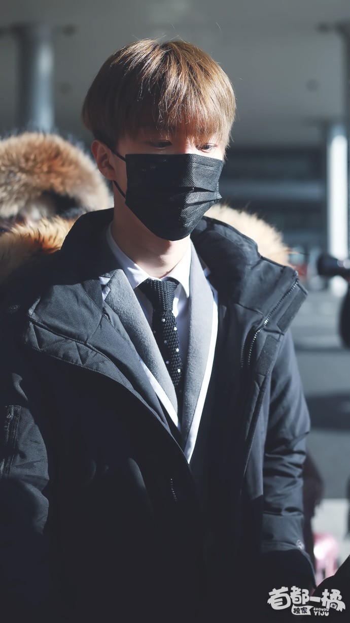 范丞丞穿羽绒服戴口罩现身机场白嫩帅气网友眼睛太漂亮了