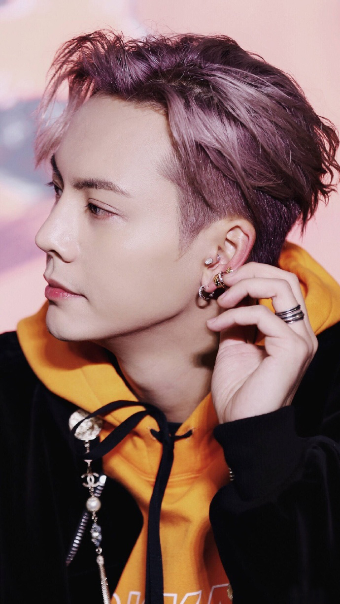 陈伟霆亮相《热血街舞团》,新发色太梦幻,网友:美得让人心颤!