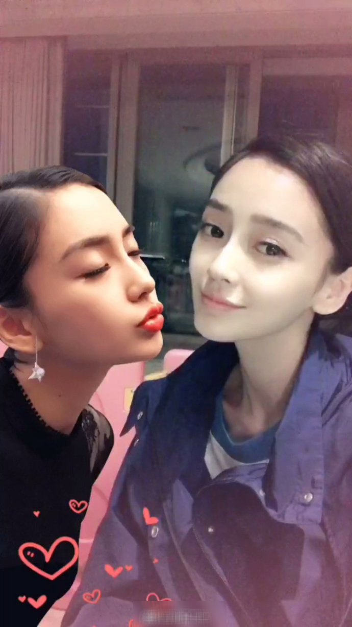 baby在小海绵房间玩自拍,两个自己同框真的美哭了!