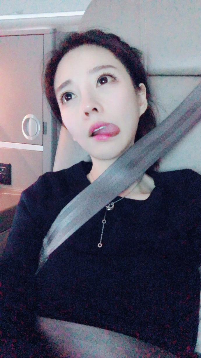 电竞: 冯提莫吐槽安全带勒脖子, 网友4个字就把她怼得哑口无言