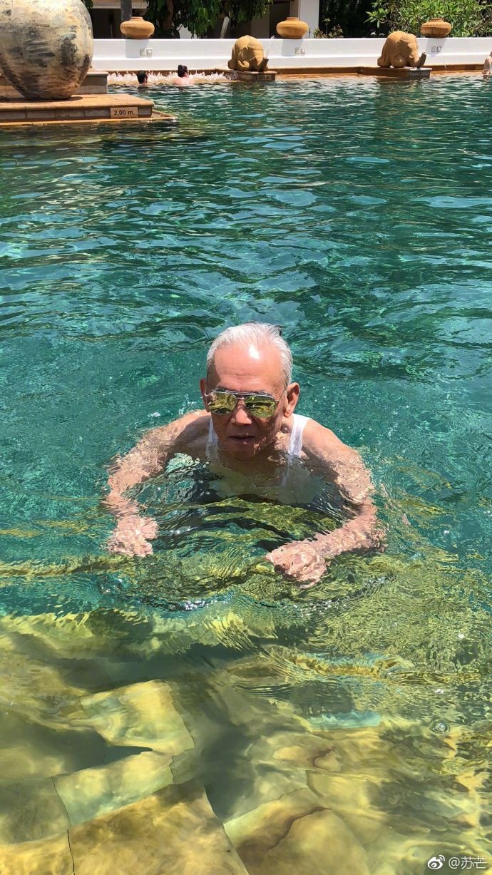 苏芒爸爸两手在水里划啊划,太可爱啦!