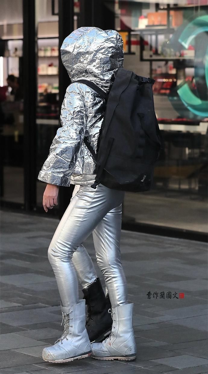 街拍穿一身银色的美女很神秘
