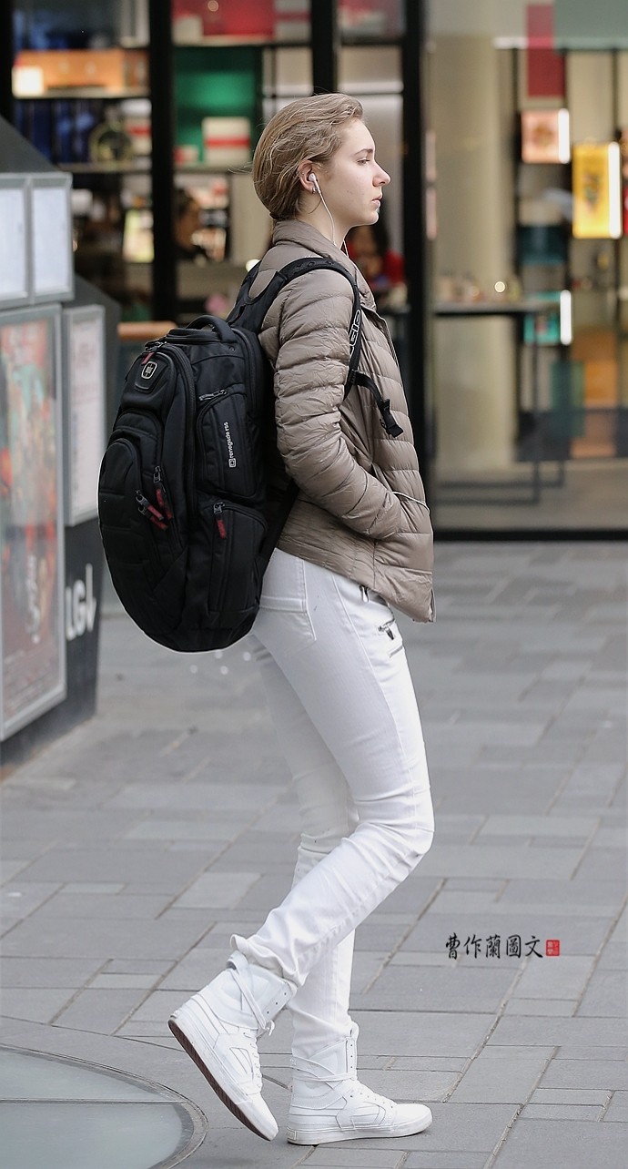 街拍:穿白裤子的美女最亮眼