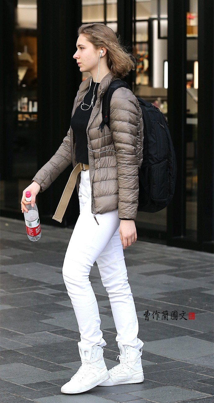 街拍:穿白裤子的美女最亮眼